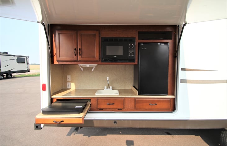 Great outdoor kitchen and we have a Blackstone as well!