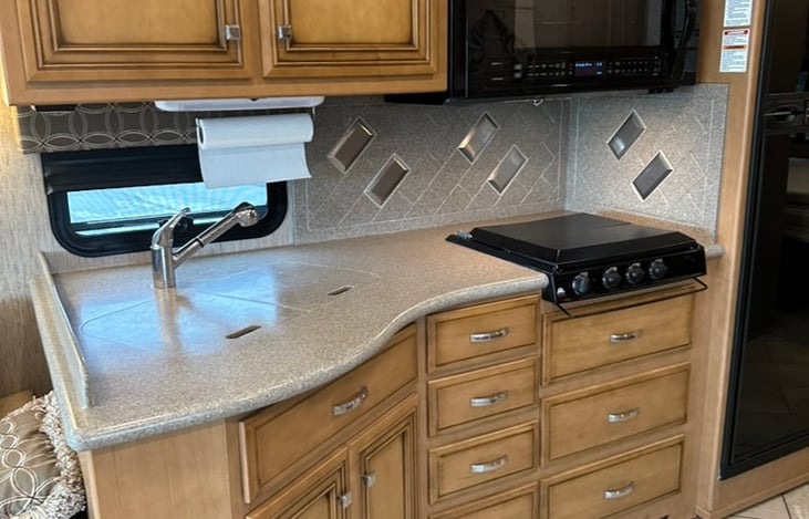 Double sinks with ample kitchen storage