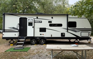 KZ Connect Clean 30’ Travel Trailer