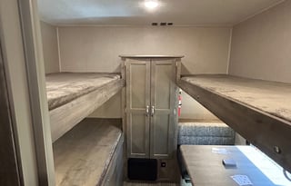 2019 Palomino Puma w Outdoor Kitchen Sleeps 10