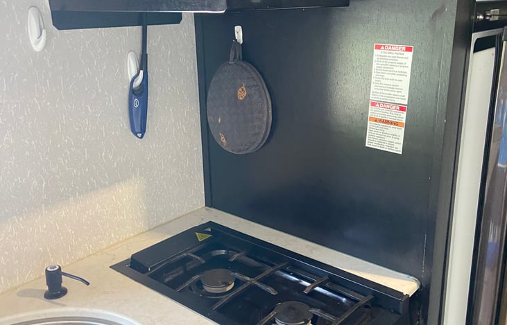 Two burner stovetop ready to cook some gumbo.