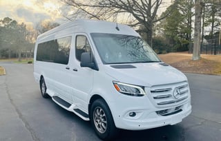 LUXURY 10 passengers VAN w TV, Kitchenette, Toilet