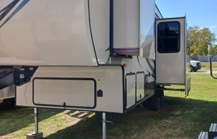 Durango 1500 Driver Side, 2 slide outs. Front bedroom, middle living room, dinette.