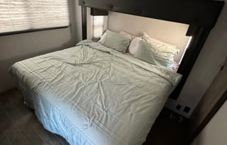 2022 Arctic Wolf 5th wheel sleeps 8-10