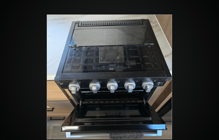 🧑‍🍳 Kitchen Comforts
You can still enjoy your favorite treats! The fully equipped kitchen features a three-burner gas range and oven perfect for baking those delicious cinnamon buns or any meal your