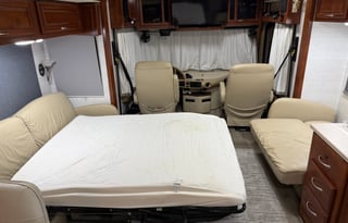 Beautiful Class A Fleetwood Discovery 39L -Fun for the family