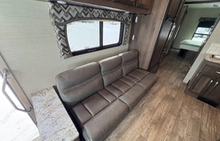 2018 Jayco Motorhome sleeps 10!