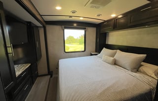 Harvey the RV - King bed & bunks, 2 A/Cs, Sleeps 8