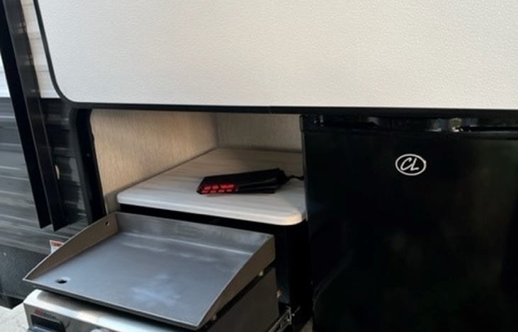 Don't miss out on all the fun happening outside. Now you can cook and enjoy cold beverages in the outdoor mini kitchen.