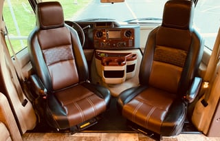 Lucy - Luxury RV for Your Stay in Camp Sherman