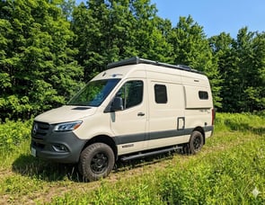 Winnebago Revel 44E