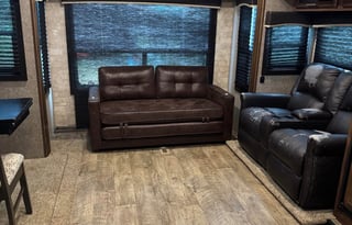 2019 Jayco 5th wheel-4 slides, outdoor kitchen