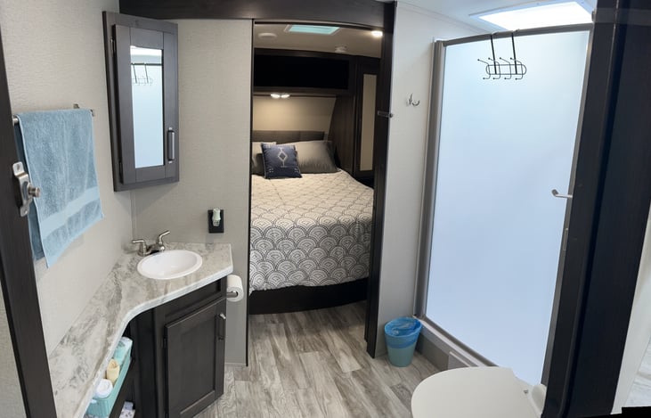 Full bathroom with so much space!!