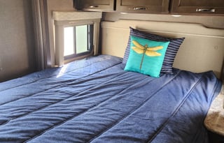 Neat 24ft class C, easy, comfy getaway!