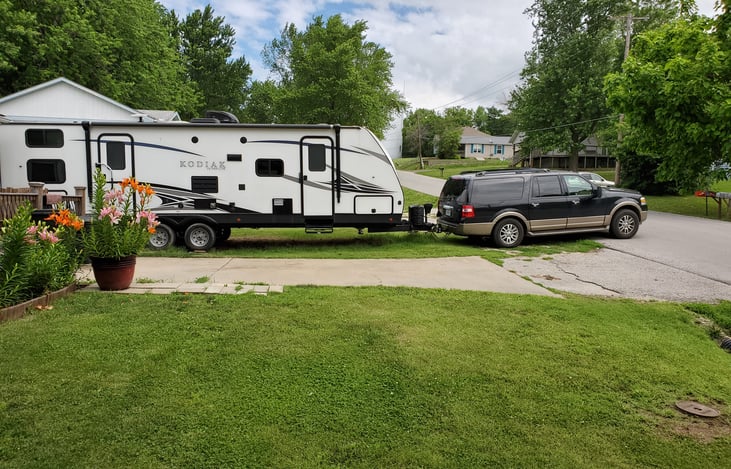Hooked up. Towable with 1/2 ton vehicle. Equal-i-Zer brand, load level hitch/sway bars.