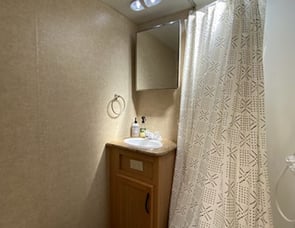 Pacific Coachworks Econ E18RBS