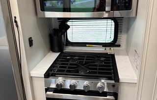 Luxury & Comfort 5th Wheel– Perfect for Adventures