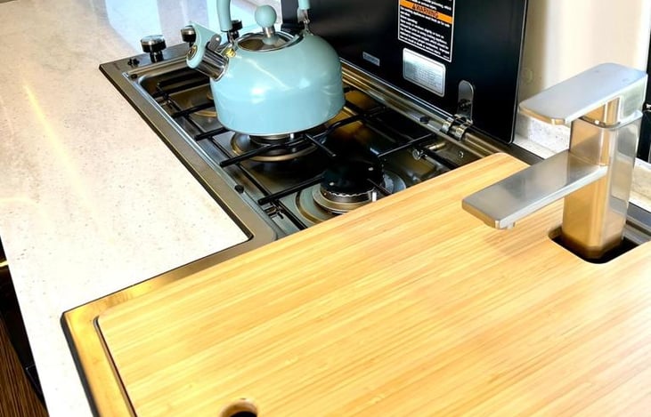 3 burner gas stove and sink. Pans and pot are included in the booking.