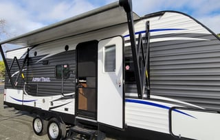 Spacious Clean 27.5' Travel Trailer w/ slide-out