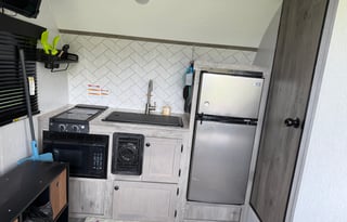 pet friendly micro trailer- sleeps 3-4, easy tow