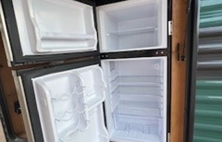 Roomy refrigerator (electric/12V/solar)