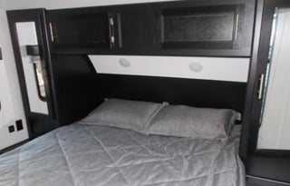 32ft SMART HOME CAMPER WiTH HOT TUB & MESAGE CHAiR