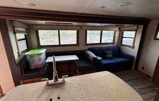 Luxury Bunkhouse Camper – Pet & Family Friendly