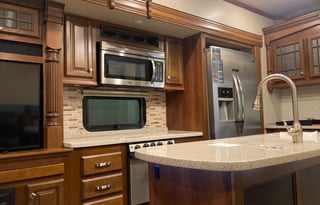 Clean and Comfortable 39’ Heartland Bighorn 3575EL