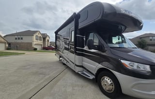 Wander in Style: Spacious Mercedes Class C 2020