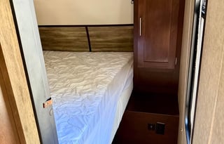 8 Person RV  With All The Features!