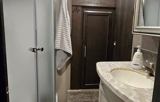 Beautiful 5th wheel bunkhouse retreat w/delivery!