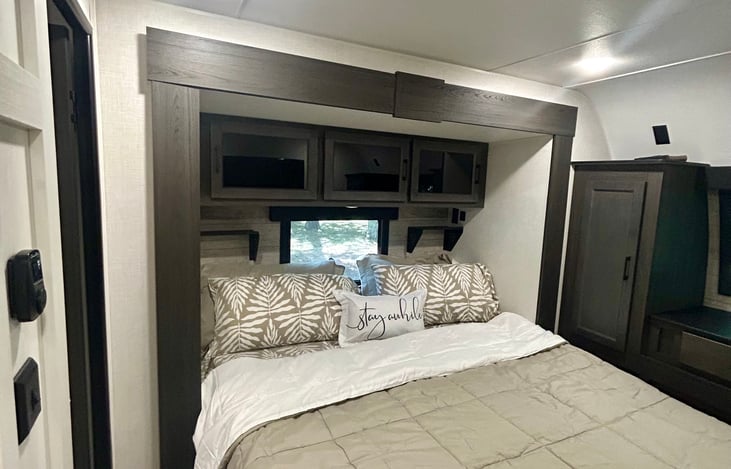 Master bedroom: king bed, tv/dvd player, fire place