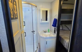 The Easy Living Retreat | Spacious RV + 1.5 Bath