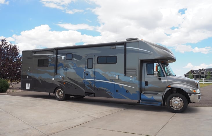 40.0 SuperNova 6400 Class C Motor Home | RVshare
