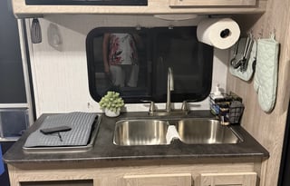 Camp w/Puma Thurman, a charming  Heartland Prowler