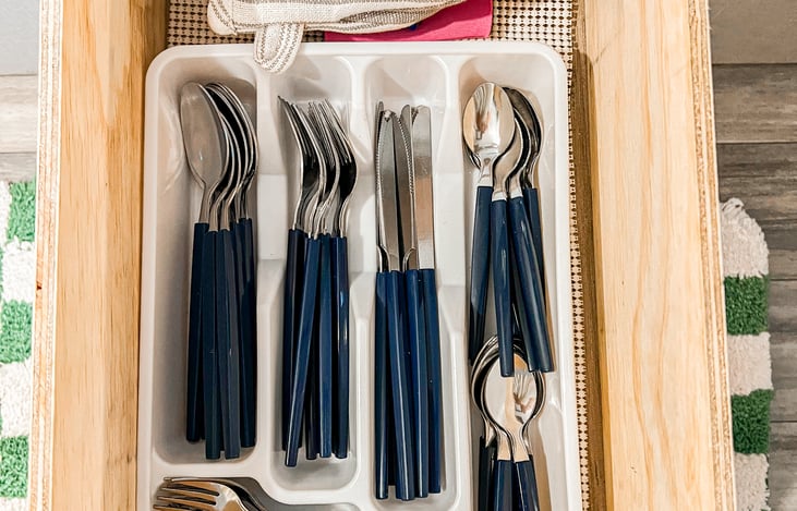 Fully stocked kitchen, without requiring a fee