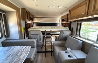 33 ft motorhome - sleeps 6