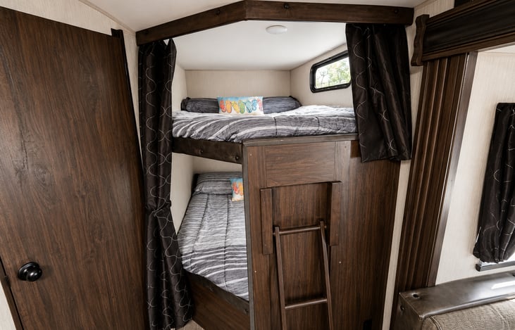 The 5 O’Clock Somewhere features a spacious double-over-double bunk bed, providing comfortable extra sleeping space for kids, teens, or adults—perfect for families and groups traveling together!