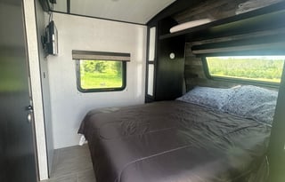 SPACIOUS!!! 2021 SURVEYOR LEGEND 296QBLE