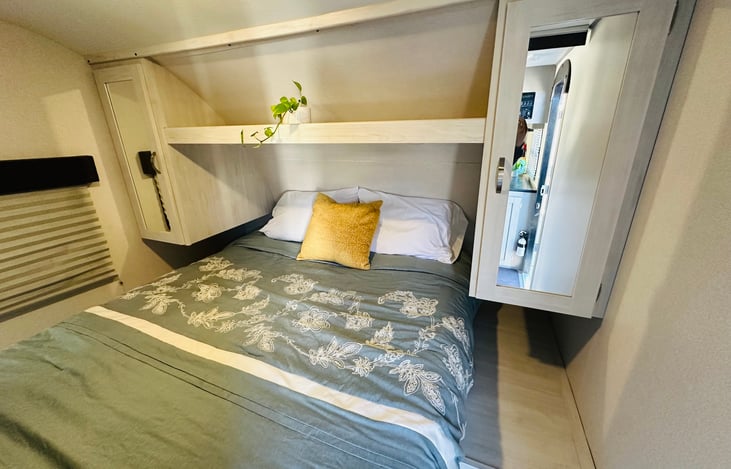 Master bedroom with queen gel memory foam mattress. Double doors for more privacy.