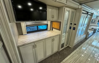 Holiday Rambler Luxury Coach /2 Full Baths & Bunks