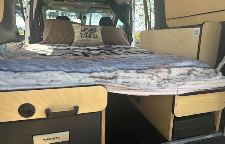 Small fridge (pulls out).