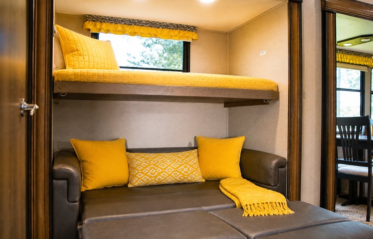 Bedroom 2 (2 Bunks / Fold-out Couch)