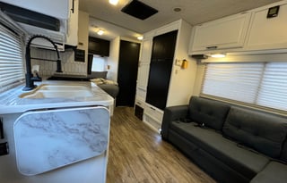 Newly Renovated RV - Minnie - Adventure Machine