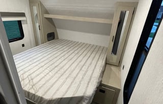 Sleeps 10! Private Bunk House and Bedroom!