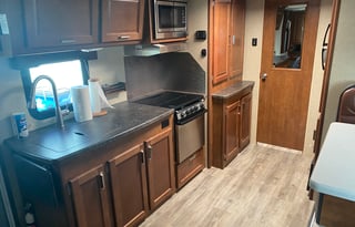 2018 Lance 27' Adventure Trailer Sleeps 4