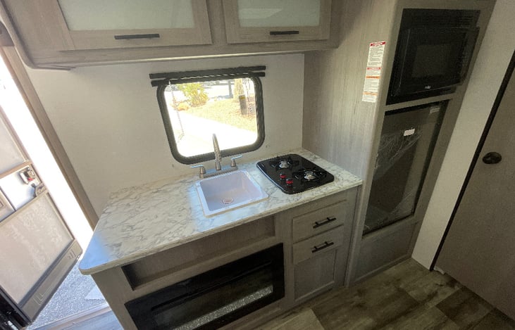 Kitchen Sink 
Stove
Microwave 
Refrigerator