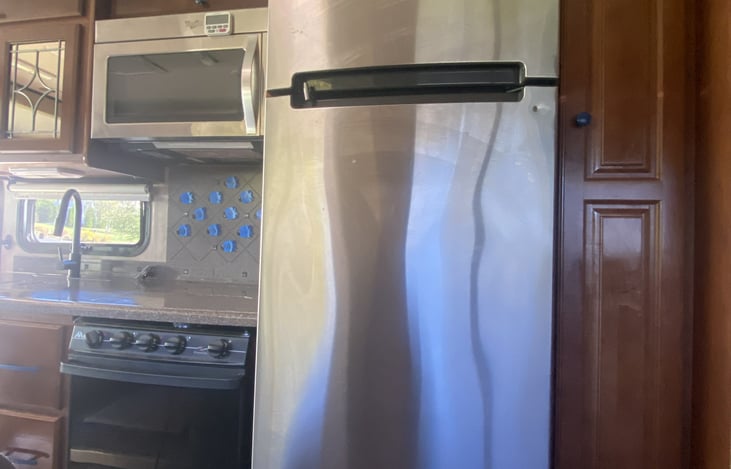 Kitchen Refrigerator, Oven, Microwave and Sink