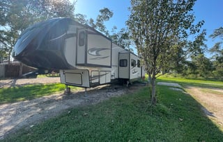 Spacious 42-ft 5th wheel RV