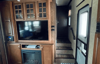 This is a 5th wheel trailer.  Special hitch req’d